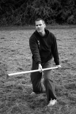 Bâton tenu à bout de bras